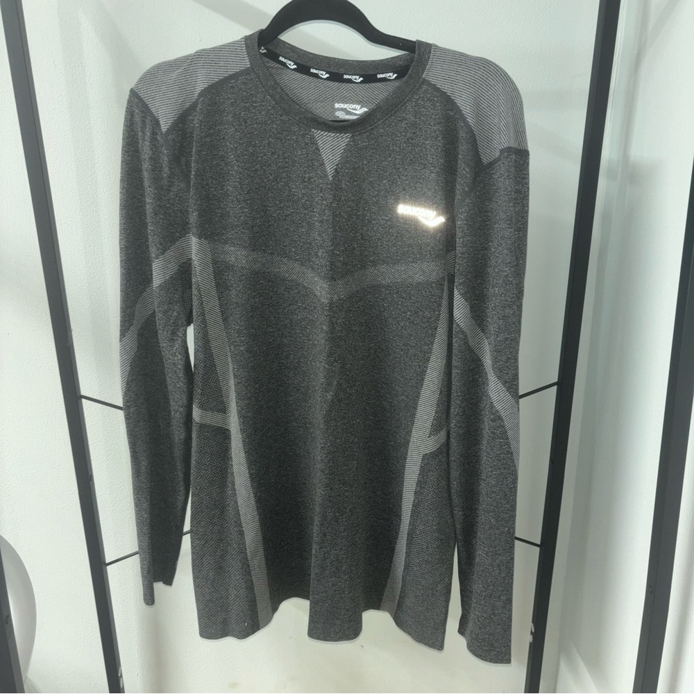 Men’s Saucony Gray Long Sleeve Athletic Shirt size Large